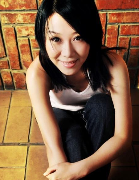 8年前歌手付丽邀请快递员进门因一个微笑付出了生命