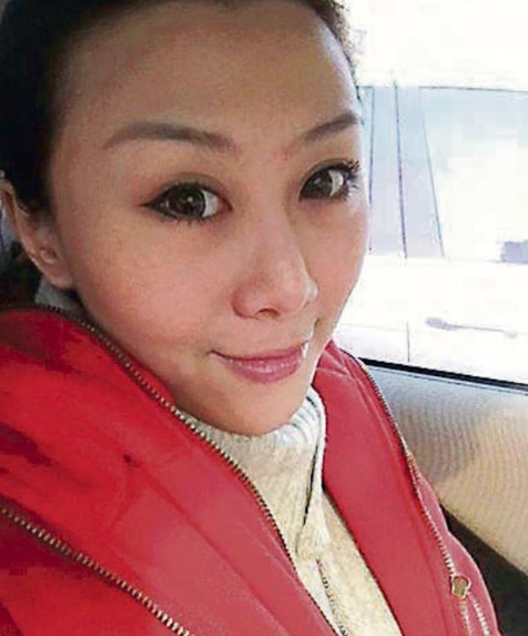 8年前歌手付丽邀请快递员进门因一个微笑付出了生命