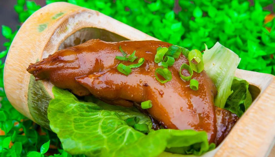 制作大白蹄,将猪蹄用钝刀刮净皮上污物,用镊子连根拔净残毛_腾讯新闻