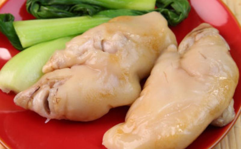 制作大白蹄,将猪蹄用钝刀刮净皮上污物,用镊子连根拔净残毛_腾讯新闻