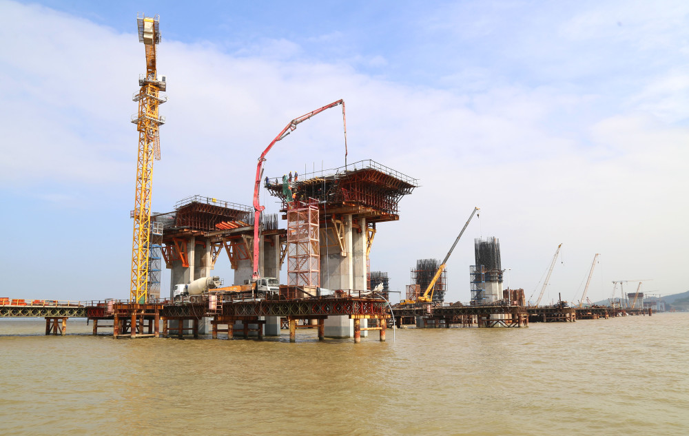 据介绍,金海大桥鹤洲岸位于鹤洲岛围垦区(孤岛),施工环境较为艰难.