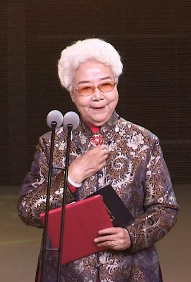 92岁白毛女田华近照罕曝鹤发童颜气质佳曾5年失去4位亲人