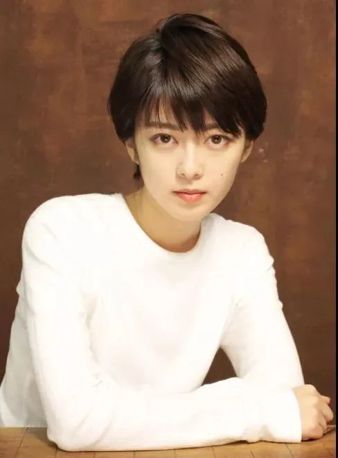 (堀越真作品)和早期的复古短发相比,结合了碎感的柔和,添加了颅顶蓬松