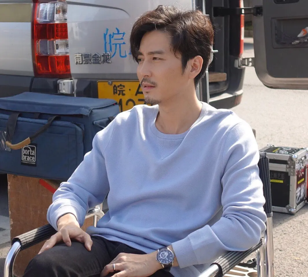 《隐秘而伟大》,才真正让大家认识到了王泷正的演技,他饰演的夏继成