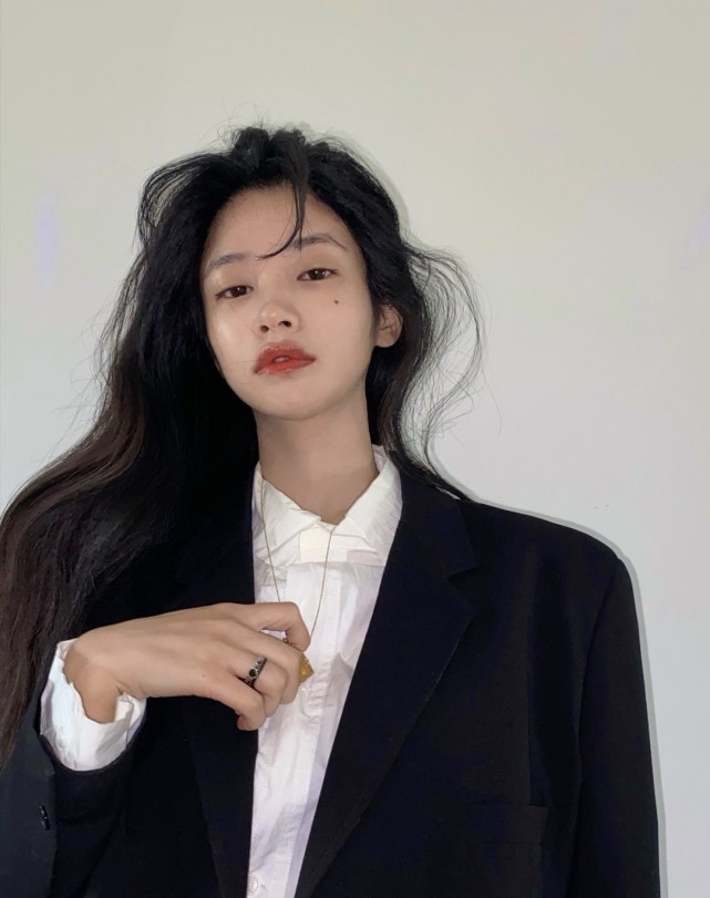 段小薇掀起刘海像换脸 五官优越气质好 网友说盗图不如做自己 段小薇 刘海 五官 发型 小松菜奈