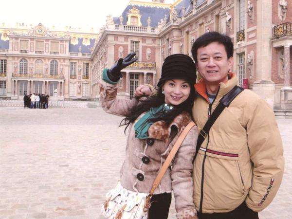 朱军老婆罕见亮相穿粉色紧身裙肚腩横生朱军样子苍老了很多