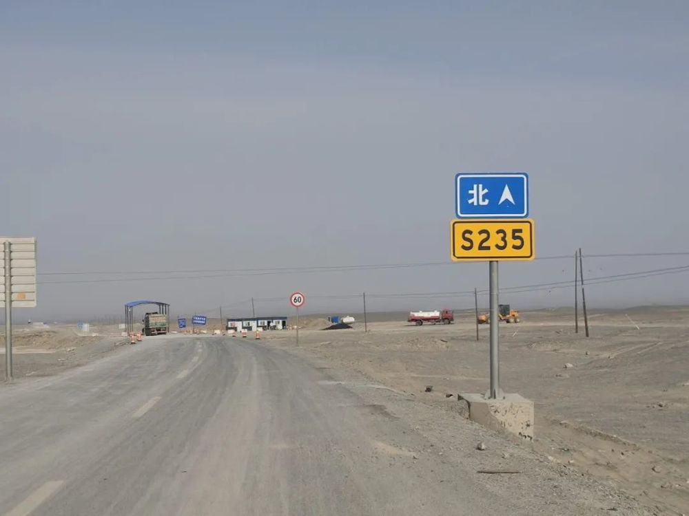 所有过往车辆都会被告知:前方严禁停车,严禁拍照昔日碧波万顷的罗布泊