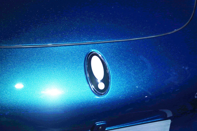 新车的车头还有一个惊叹号式的车标也是十分可爱,令人印象深刻.