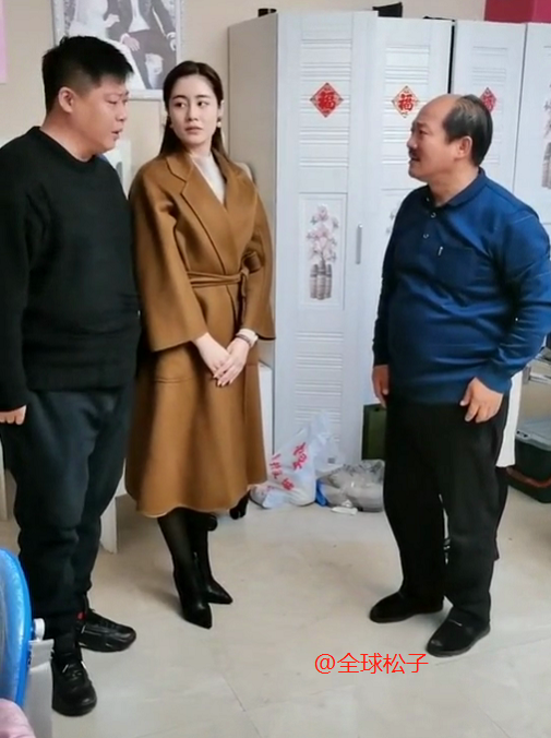 谢广坤与儿媳王小蒙翩翩起舞,表情有点"不正经",画面颇为好笑_腾讯