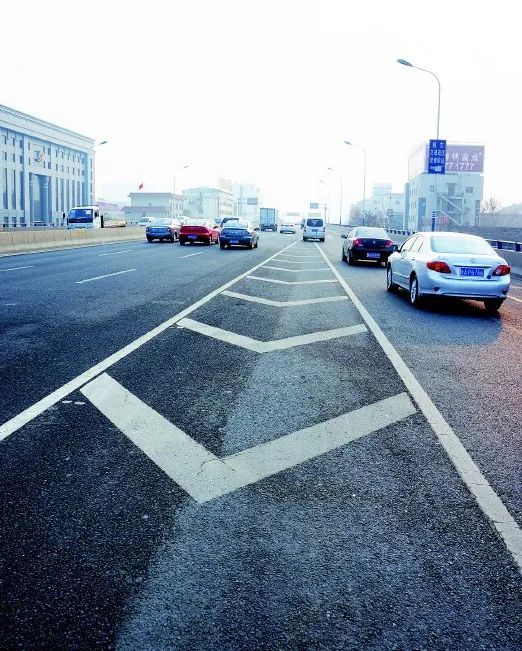 高架道路匝道口,多条高架交汇处之所以设置这种导流线,其作用是用来