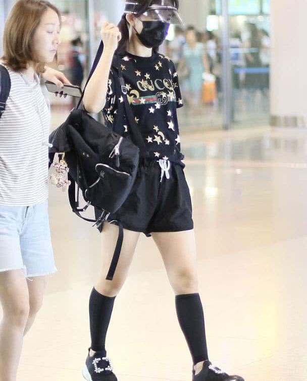 继谢娜之后,张韶涵也穿了长筒袜来减龄,搭帆布鞋哪像37岁!