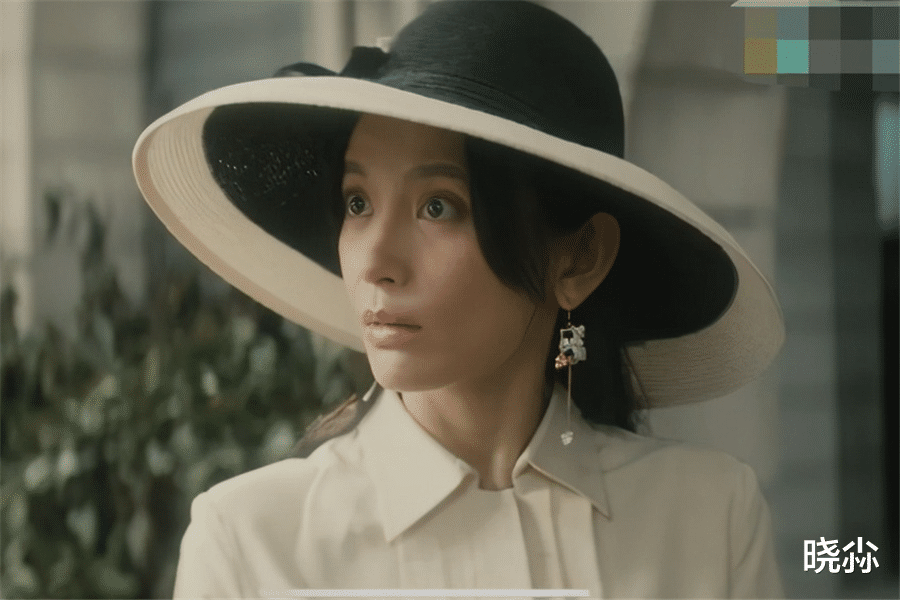 电视剧中,施诗饰演的这个角色,是一名作家,名字叫做丁放,笔名则为"