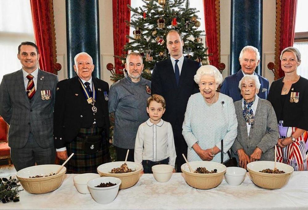 企鹅号 分享 评论 6 近日,英国王室又晒出了一些女王圣诞午餐的照片