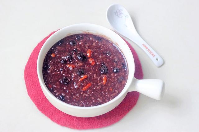 三,《桑葚枸杞粥》早餐吃一碗热乎乎的桑葚枸杞粥,全身暖烘烘的,出门