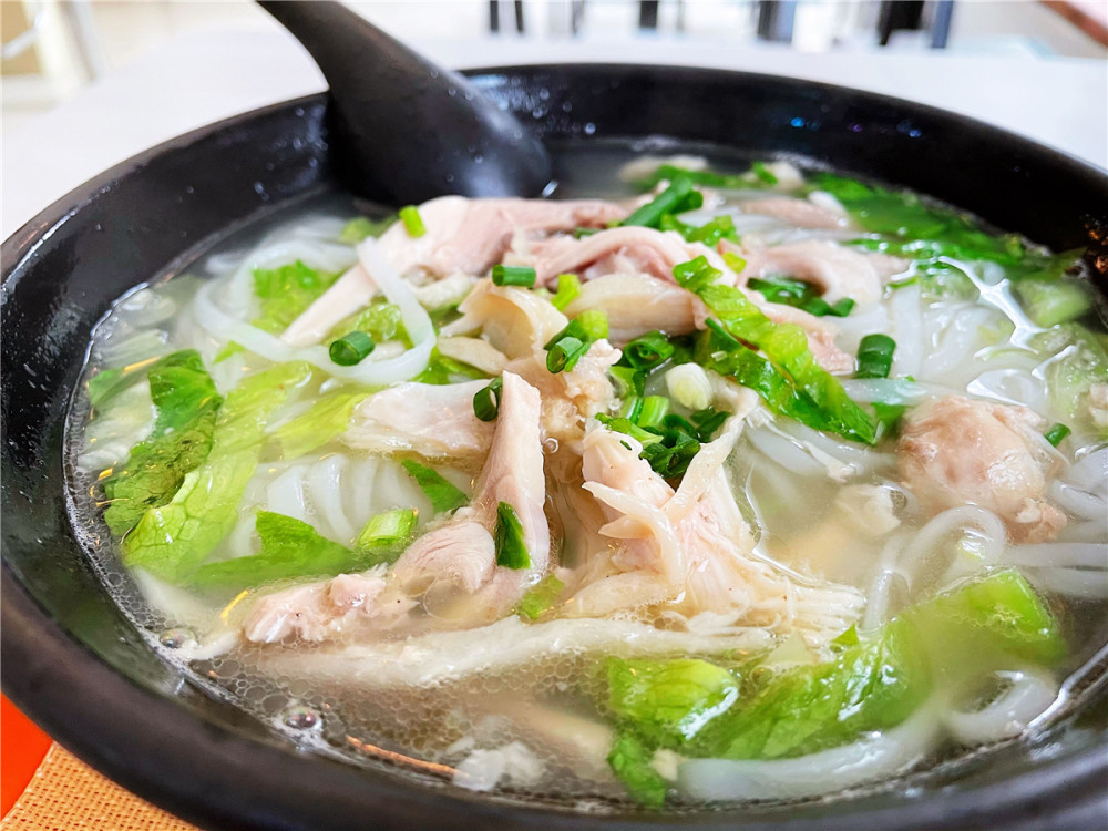 如果不确定吃哪个品类的话点餐员会推荐手撕鸡肉粉,也是店铺的招牌