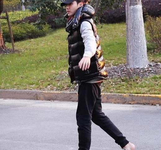 许凯穿旧面包服这次系了围巾更儒雅把小白鞋当拖鞋穿好时髦