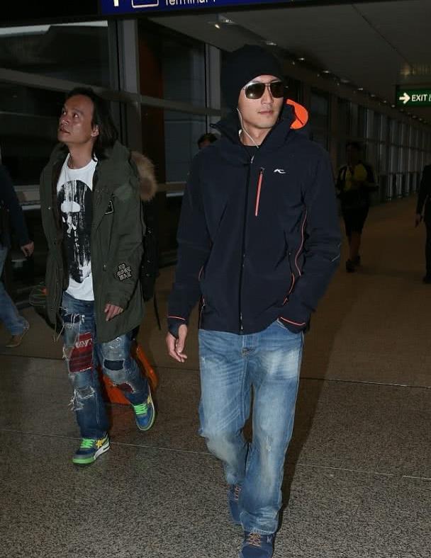 谢霆锋把戴上墨镜,外穿连帽运动夹克,40岁这么穿很酷!