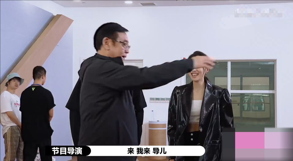 张月吻戏找不好角度尔冬升拉起工作人员做示范场面十分滑稽