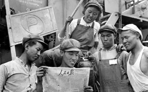 建国初期的珍贵老照片:解放军扛大米进城,工人举铲子参加大阅兵