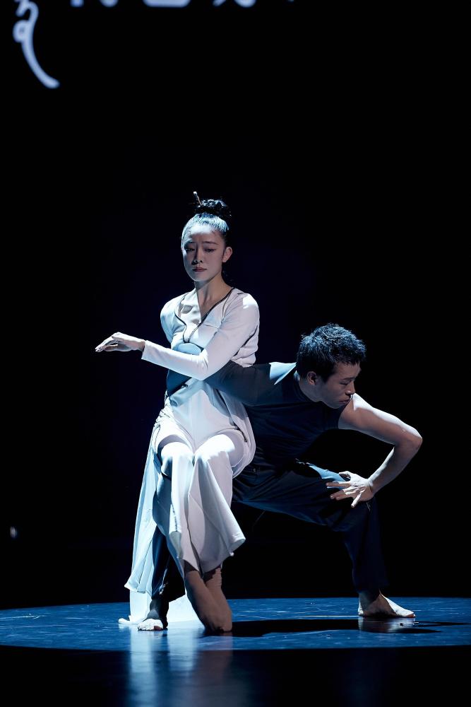 街舞混搭民族舞 《舞蹈风暴》第二季顶尖舞者再现神仙舞台_腾讯新闻