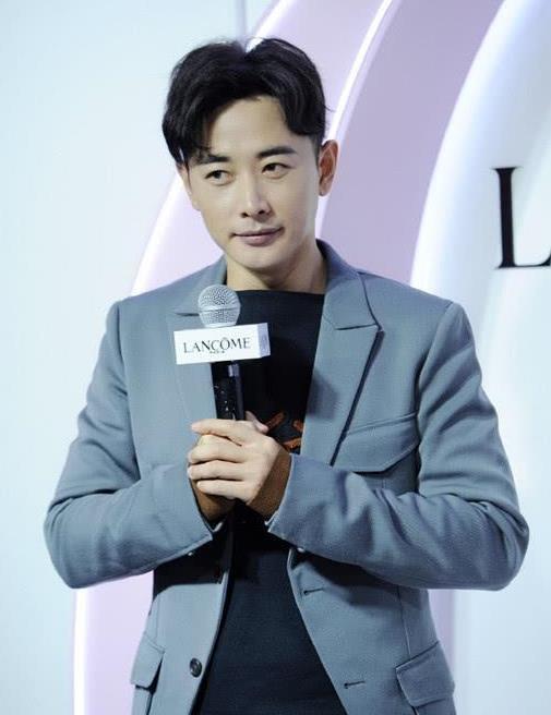 罗晋出席活动气色好发型更是让他好减龄帅成25岁的样子