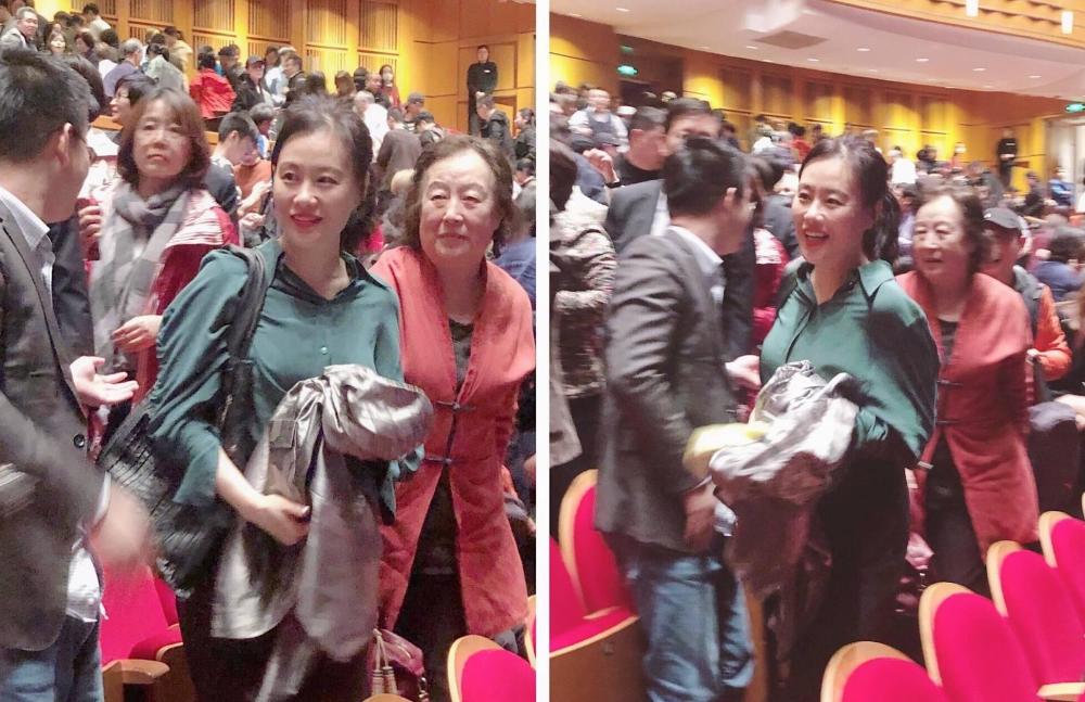 邬君梅带母亲出游,穿墨绿色衬衣扎马尾辫优雅减龄,哪像53岁的人
