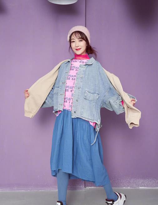 陈紫函走机场,把皮衣披在肩上显气场,其实换下皮衣更加时髦!