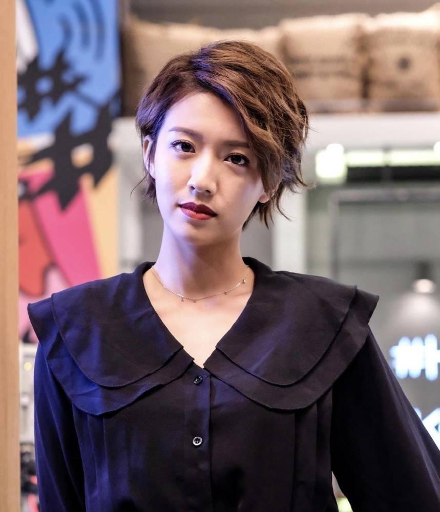 毫不避嫌tvb小花蔡思贝和前绯闻男友相约吃饭更大方合照