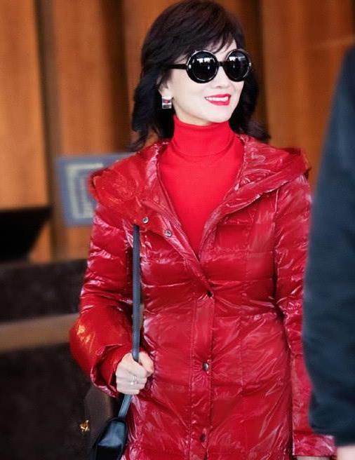 赵雅芝穿大红色羽绒服,配大红色高领,脚穿长靴美到骨子里!