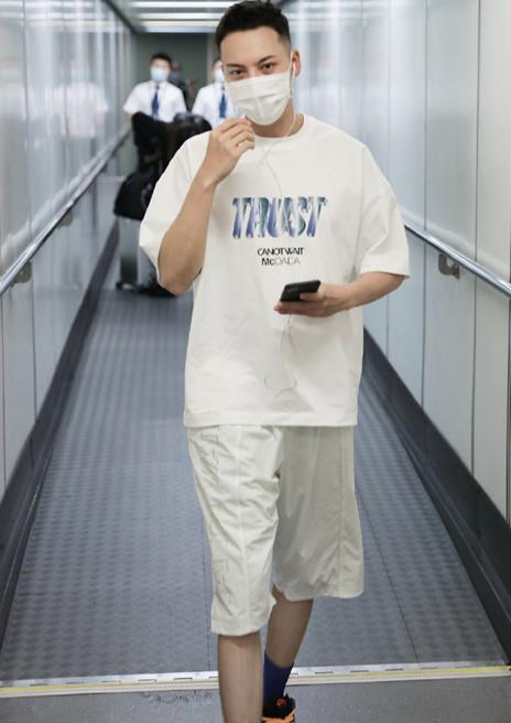 陈伟霆现身穿白色t恤搭白色五分裤简单一穿就很帅气