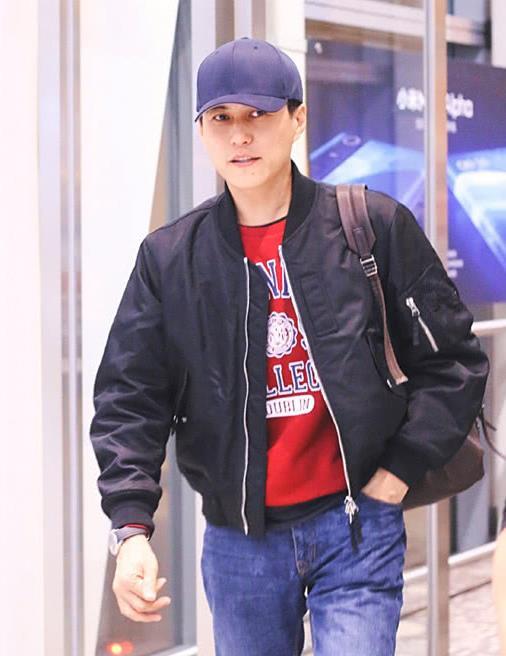 靳东走机场穿同一件夹克搭了件红色卫衣显年轻帅气了许多