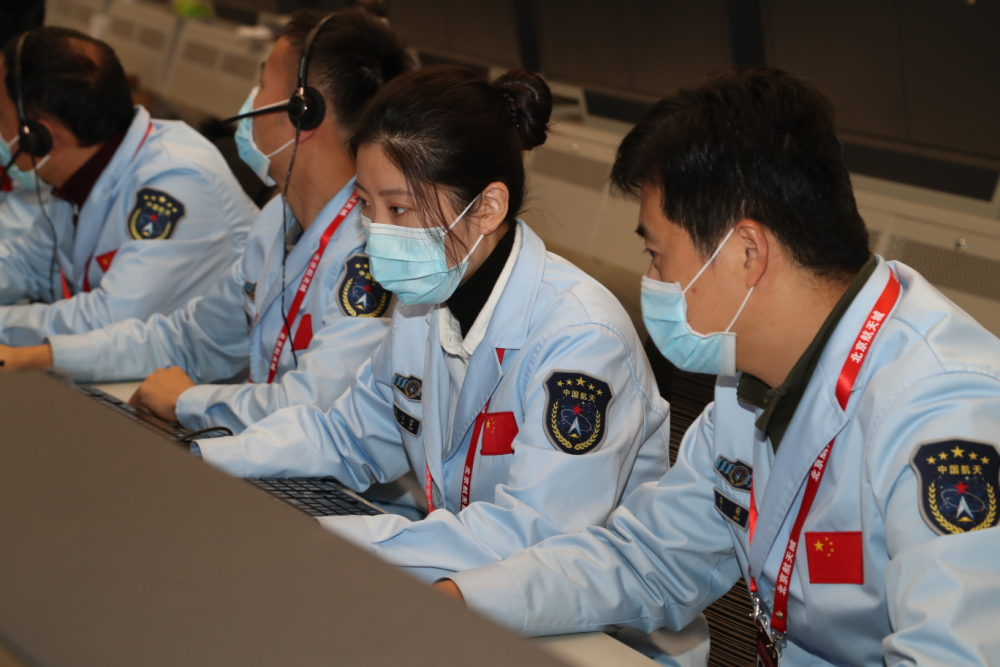 嫦娥五号实施首次近月制动