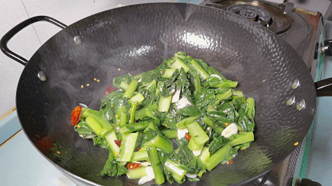炒青菜时,焯水还是不焯水?不变色的小妙招,清脆爽口特好吃