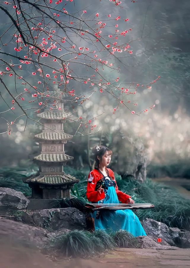 她独特的"新国风"插画精彩绝伦,唯美瑰丽的场景宛如仙境,让人沦陷