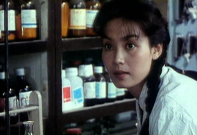 1994年,潘虹回到自己家乡上海拍摄的《股疯》,她一改过去很有深度的女