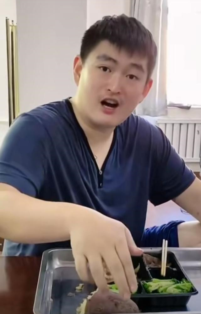 近日,一位网友在社交平台分享了一段赵本山儿子大牛吃饭的视频,并称其