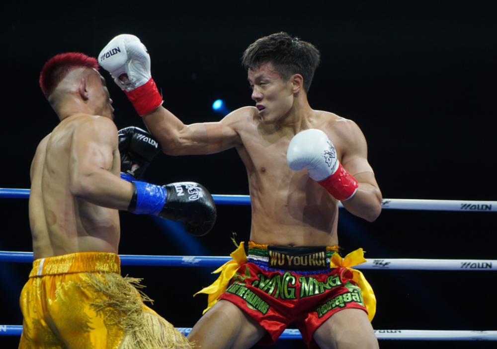 豪夺8连胜金甲战神杨明欲夺武林风世界金腰带