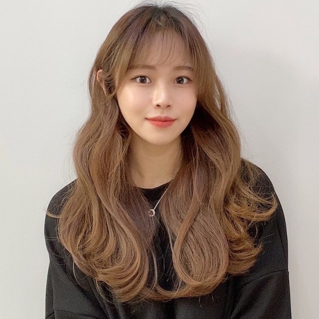 2020秋冬烫发趋势丰盛感韩系碎花卷今年最显小脸的卷度