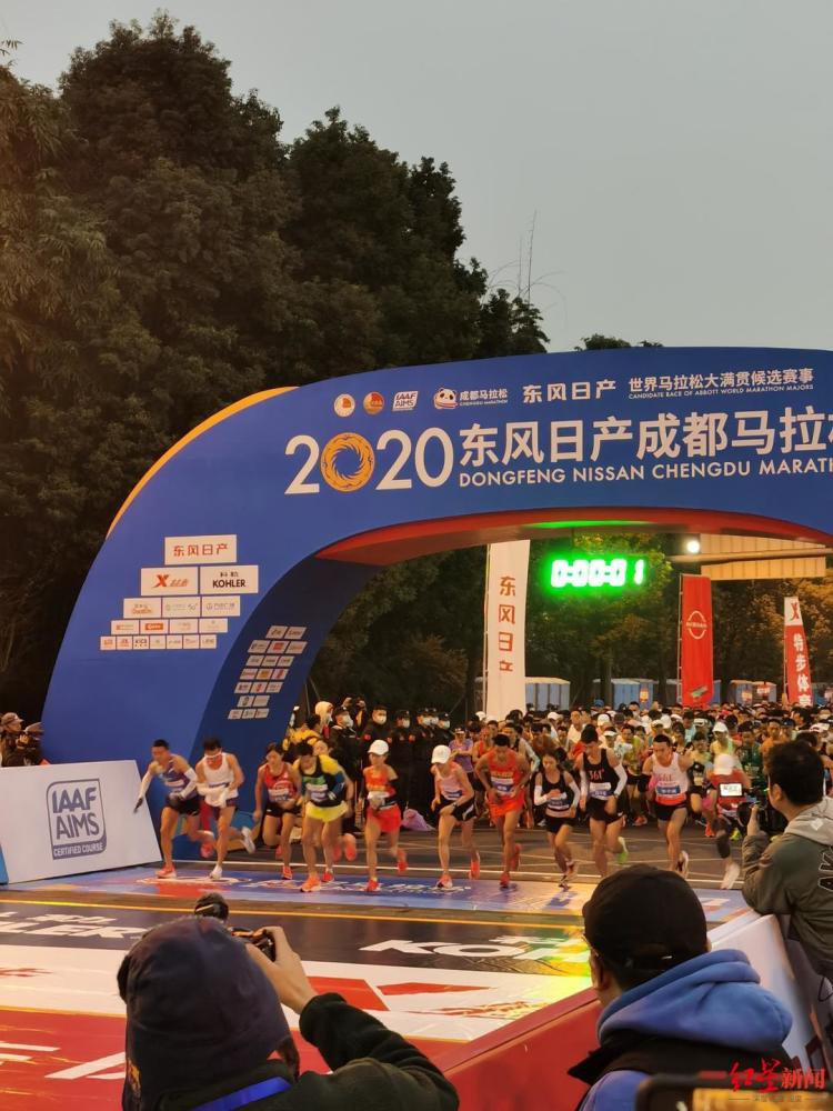 刚刚,2020成都马拉松鸣枪开跑!