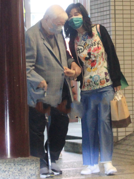 李瑶敏另一只手提着的正是某餐厅的外卖袋,看来二人是用餐完毕,另外带