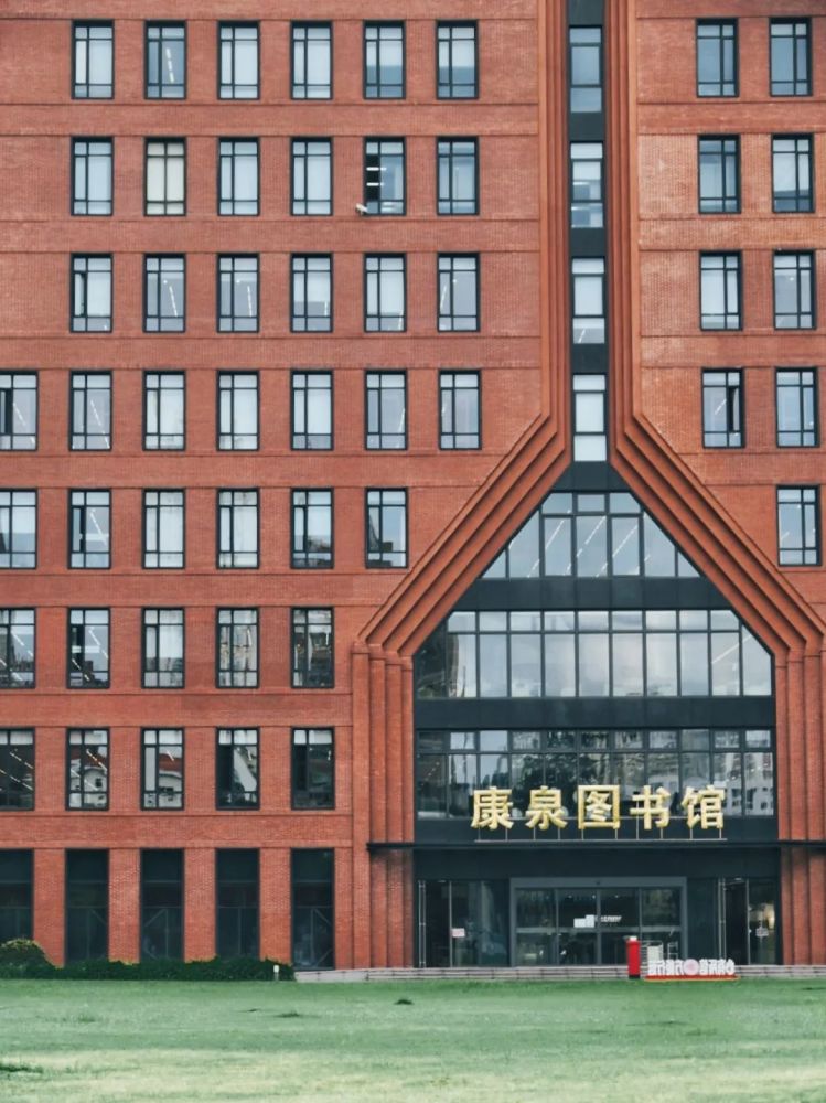 康泉图书馆   摄影 / 李玲在充满科技感的二楼,vr体验区,视听舱,投屏