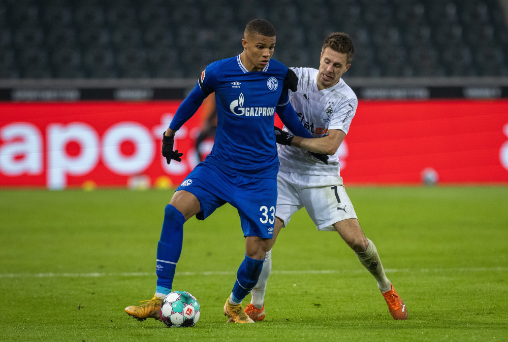 11月28日,门兴格拉德巴赫队球员赫尔曼(右)在比赛中与沙尔克04队球员