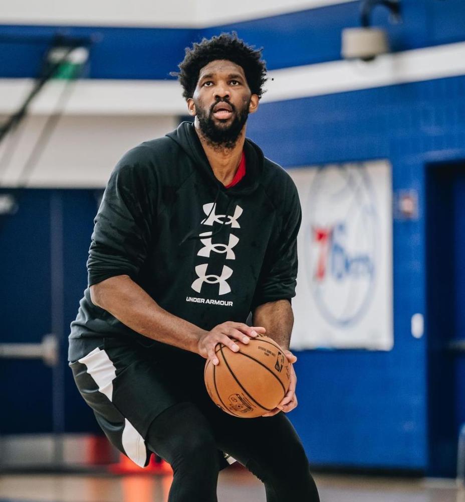 76人官方晒恩比德球场训练照