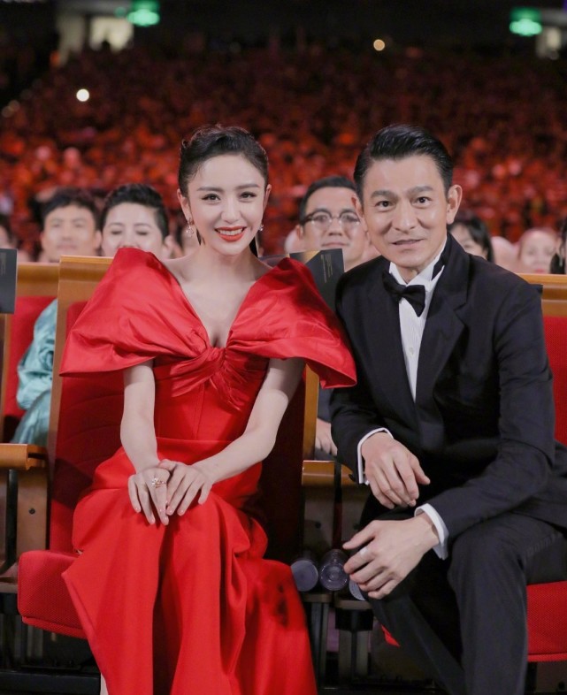 "哈哈哈哈哈哈论女明星的争风吃醋","天王巨星,谁见了刘德华不尖叫,不