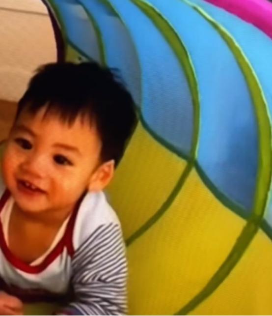 李嘉欣罕晒儿子近照,11岁许建彤打扮低调朴素,眉眼神似许晋亨