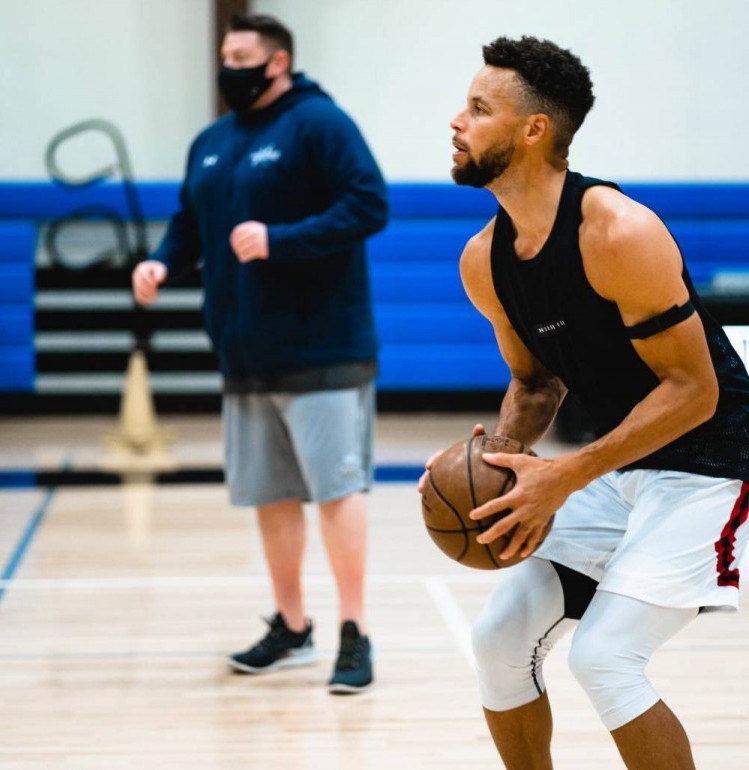 偷练美媒晒库里最新训练照手臂肌肉太明显球迷魔鬼筋肉人