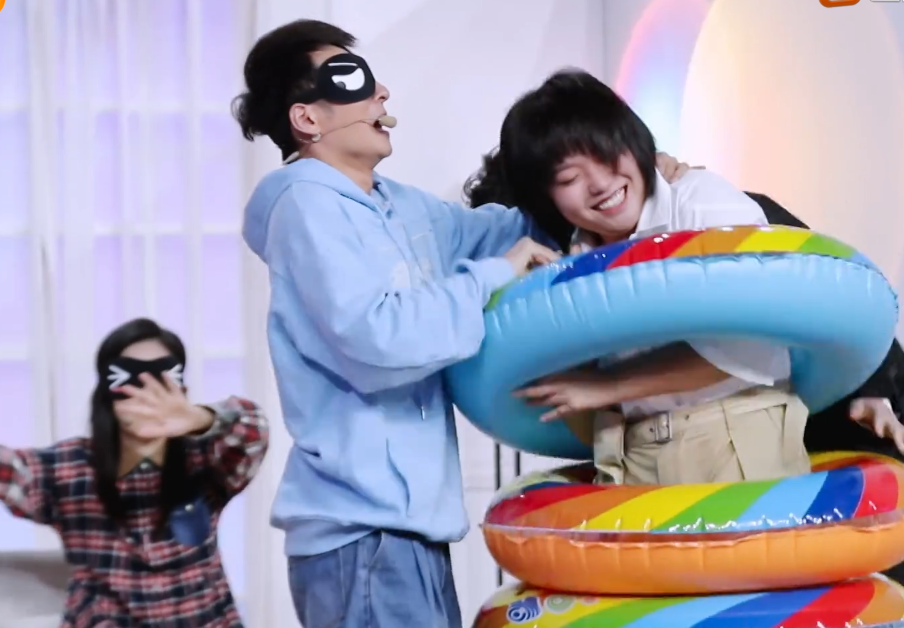 李维嘉蒙眼抓人当他伸手靠近李雪琴无意识的动作看懵全场人