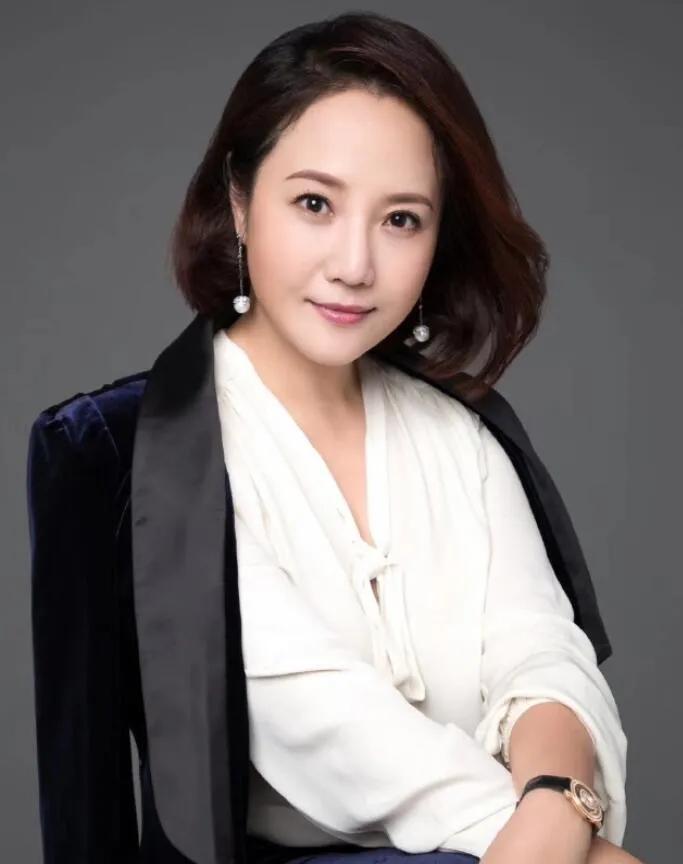 美女主持徐洁曾经是儿科医生,但仍是珠江台的一道亮丽风景线_腾讯新闻