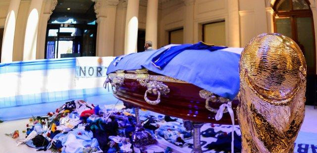 合影马拉多纳遗体之人回应:我被坑了!照片是抓拍,已收死亡威胁