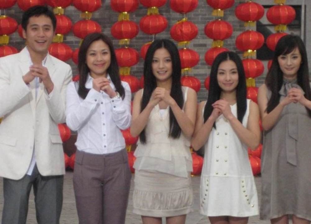 赵薇10多年前的拉芳广告,以前没注意,如今看背景板是一线巨星